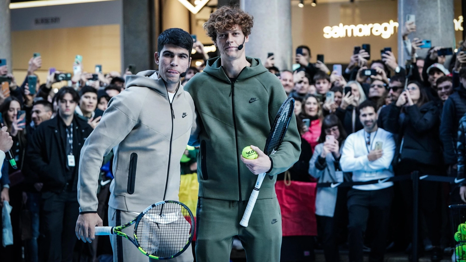L'esibizione di Jannik Sinner e Carlos Alcaraz per Atp tennis al Nike Store in via Roma a Torino