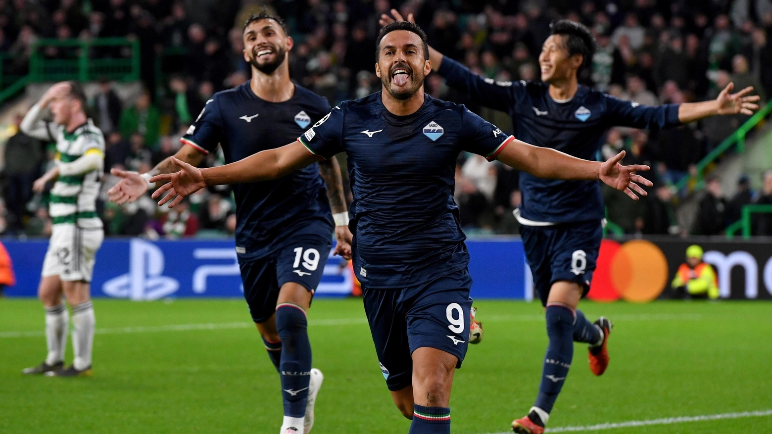 Pedro festeggia il gol vittoria a Glasgow