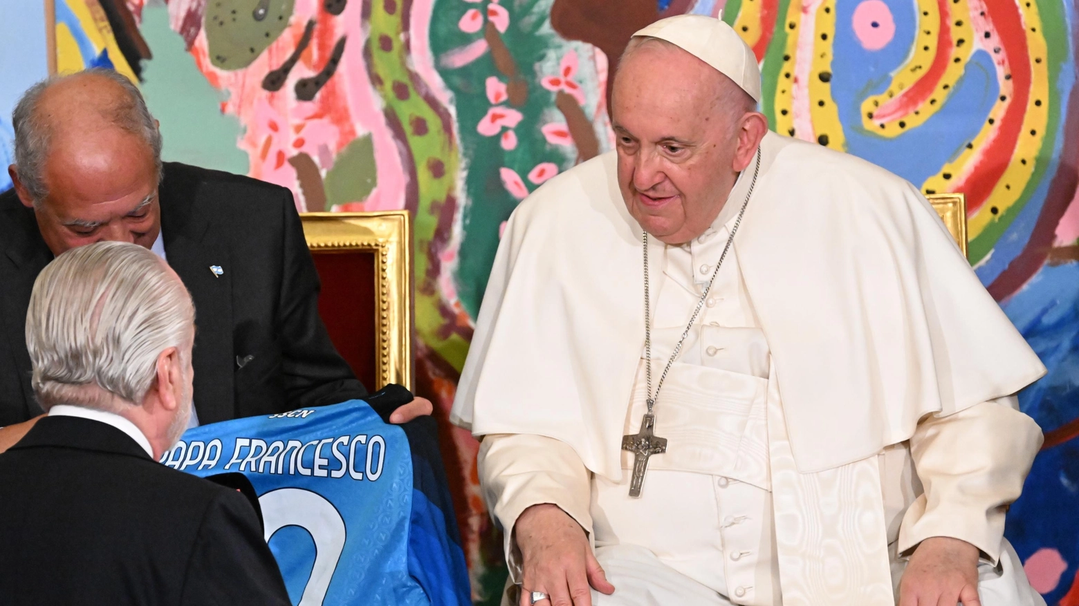 De Laurentiis dona al Papa maglia del Napoli col numero 10 appartenuto al 'Pibe de oro' Diego Armando Maradona