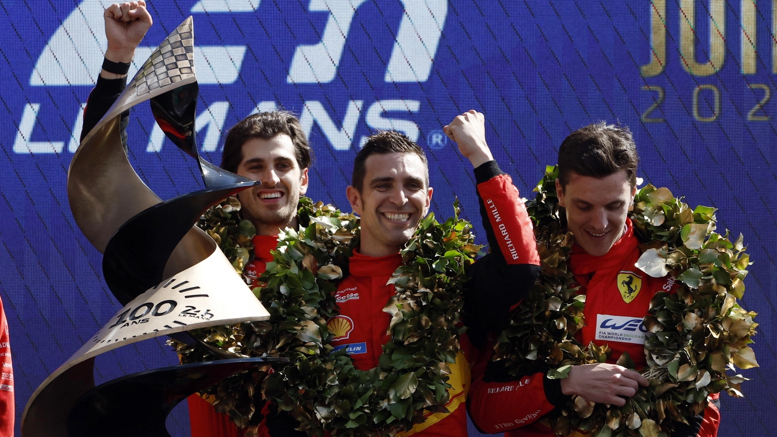 I piloti della Ferrari festeggiano sul podio di Le Mans