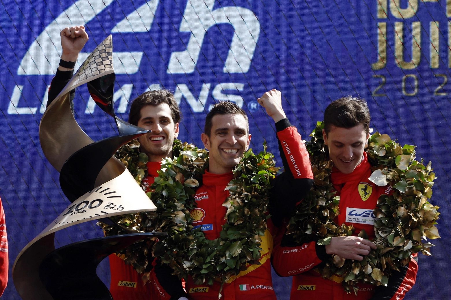 I piloti della Ferrari festeggiano sul podio di Le Mans
