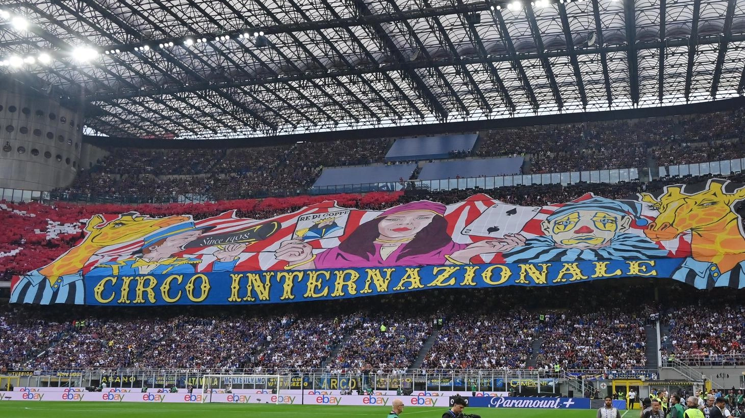 Inter ha vinto il derby di Milano per 5-0, registrando l'incasso più alto della sua storia in serie A: 6.274.951 euro. 75.571 spettatori, 250 giornalisti e 12 broadcaster hanno seguito la partita trasmessa in circa 200 Paesi. Le due Curve hanno realizzato scenografie a tema Champions. Le luci dei cellulari nerazzurri hanno festeggiato il quinto gol.