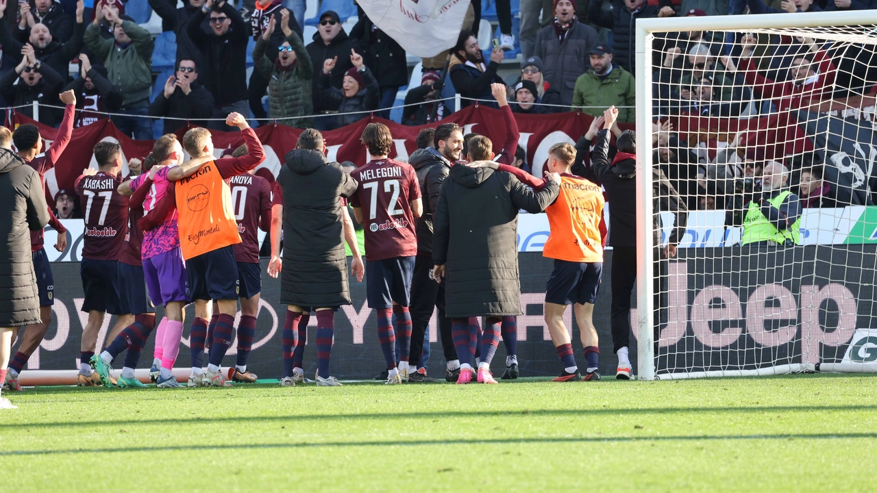 L'esultanza della Reggiana vittoriosa contro il Catanzaro (foto Artioli)