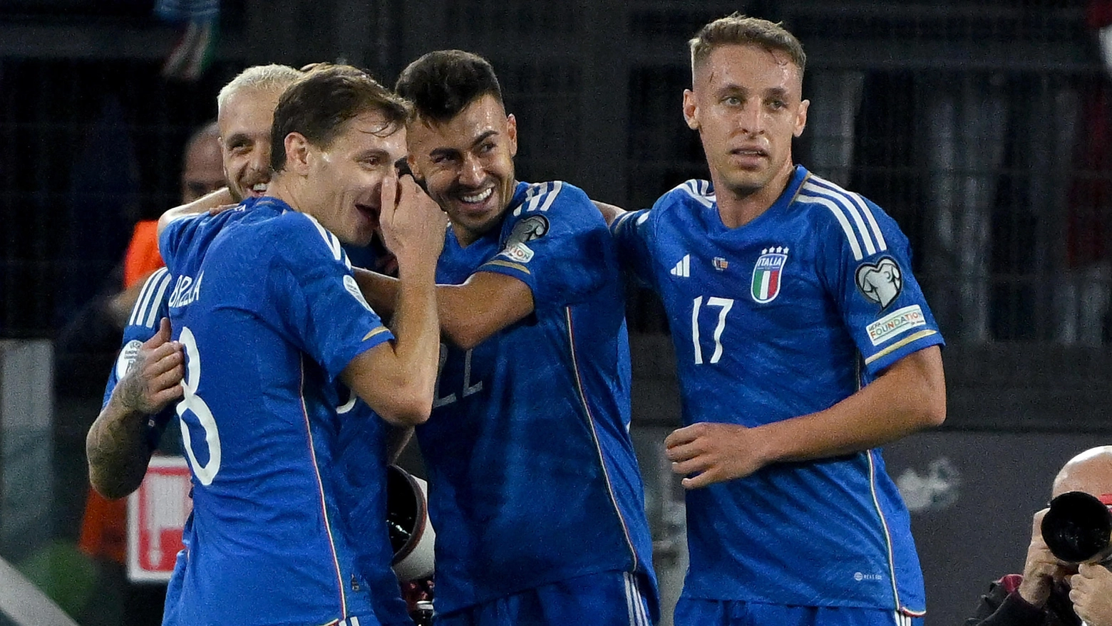 L'esultanza degli azzurri dopo la vittoria sulla Macedonia del Nord per 5-2 (Ansa)