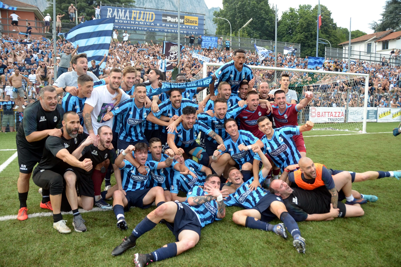 La squadra festeggia la promozione in serie B sotto la Curva Nord del Rigamonti-Ceppi