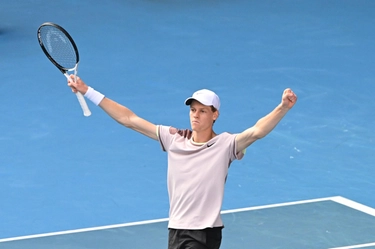 Sinner va in finale agli Australian Open ed entra nella storia: battuto Djokovic in 4 set