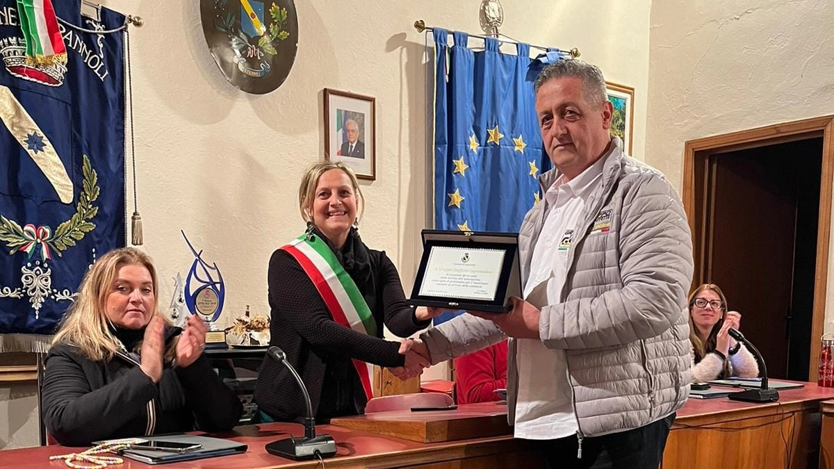 Il presidente Stefano Casalini riceve la targa dal sindaco