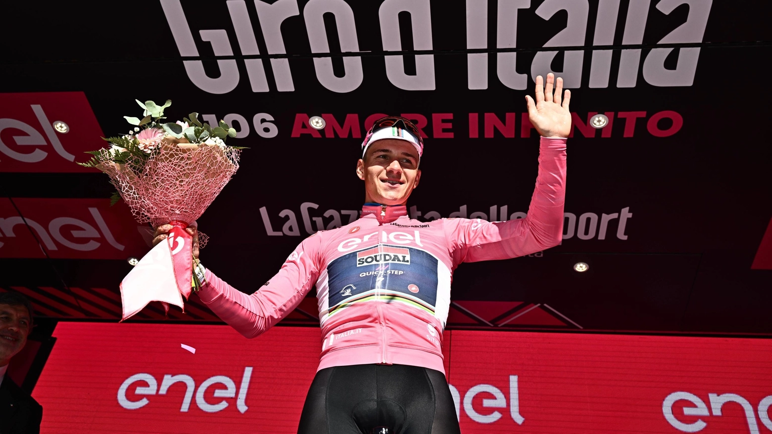 Remco Evenepoel in maglia rosa