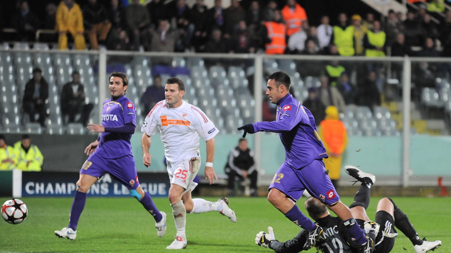 Marchionni e Mutu durante Fiorentina-Debrecen del 2010 (Fotocronache Germogli)