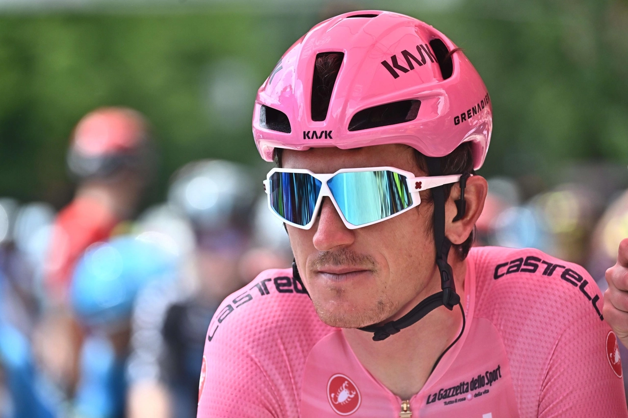 Geraint Thomas della Ineos Grenadiers in maglia rosa