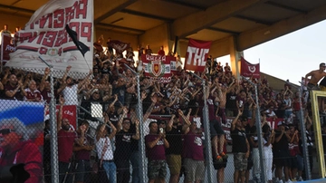 Reggiana Pescara, rissa tra tifosi a fine partita: lancio sedie e fumogeni