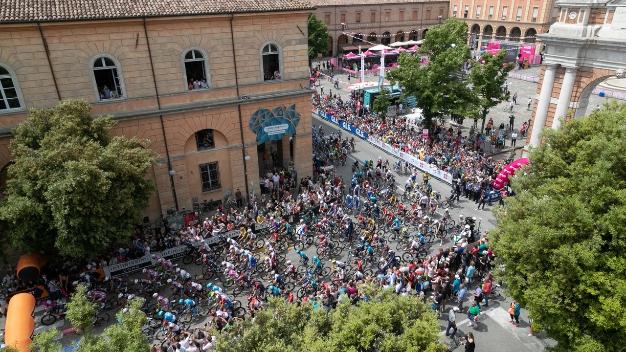 La partenza da Santarcangelo del Giro d'Italia nel 2022