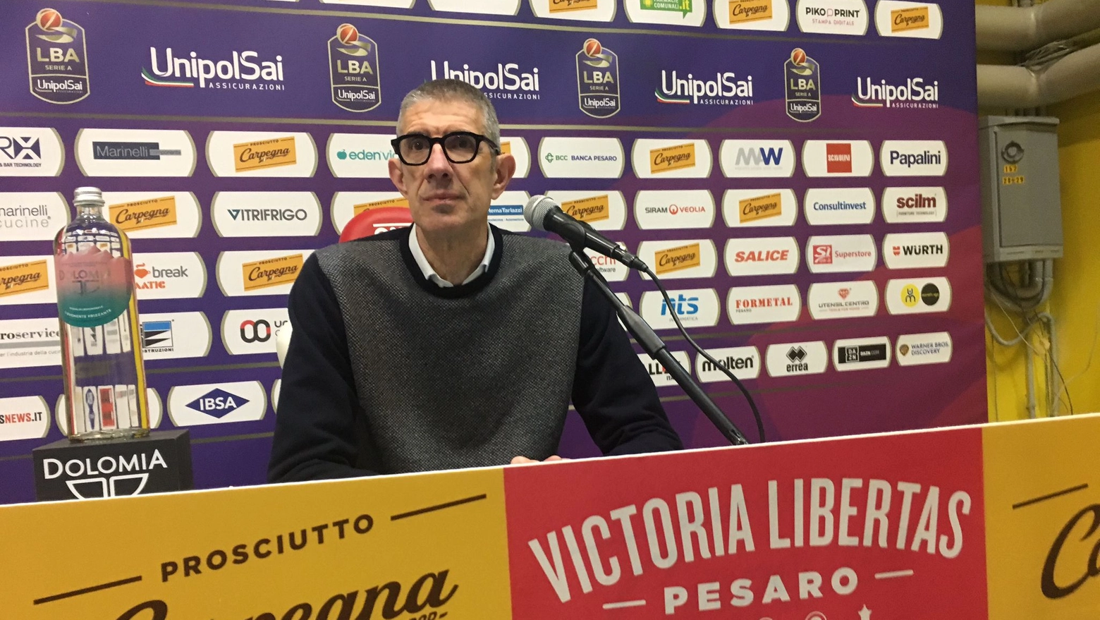 Ario Costa annuncia in conferenza stampa le sue dimissioni dalla presidenza della Carpegna Prosciutto (foto Toni)