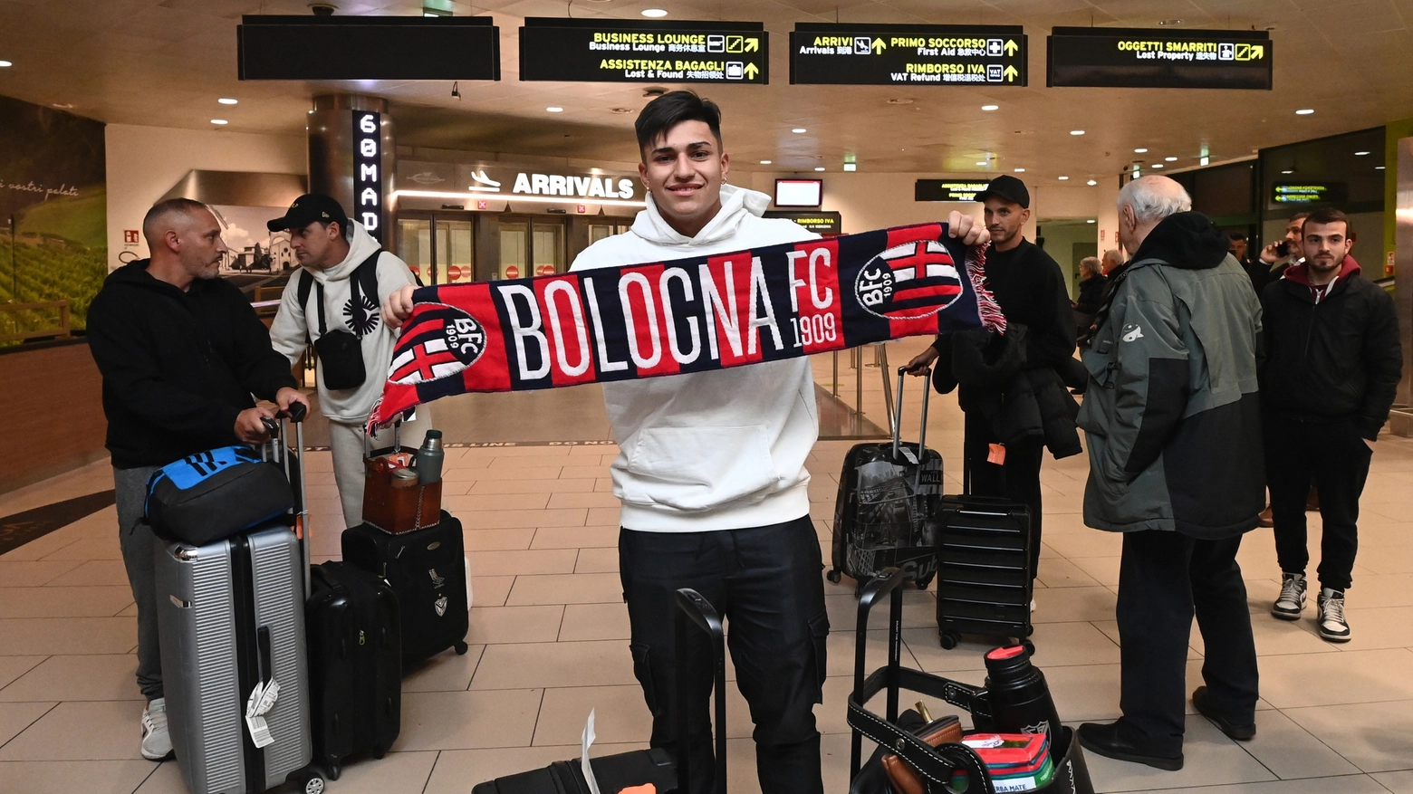 Santiago Castro è arrivato a Bologna: ad attenderlo una sciarpa rossoblù (foto Schicchi)