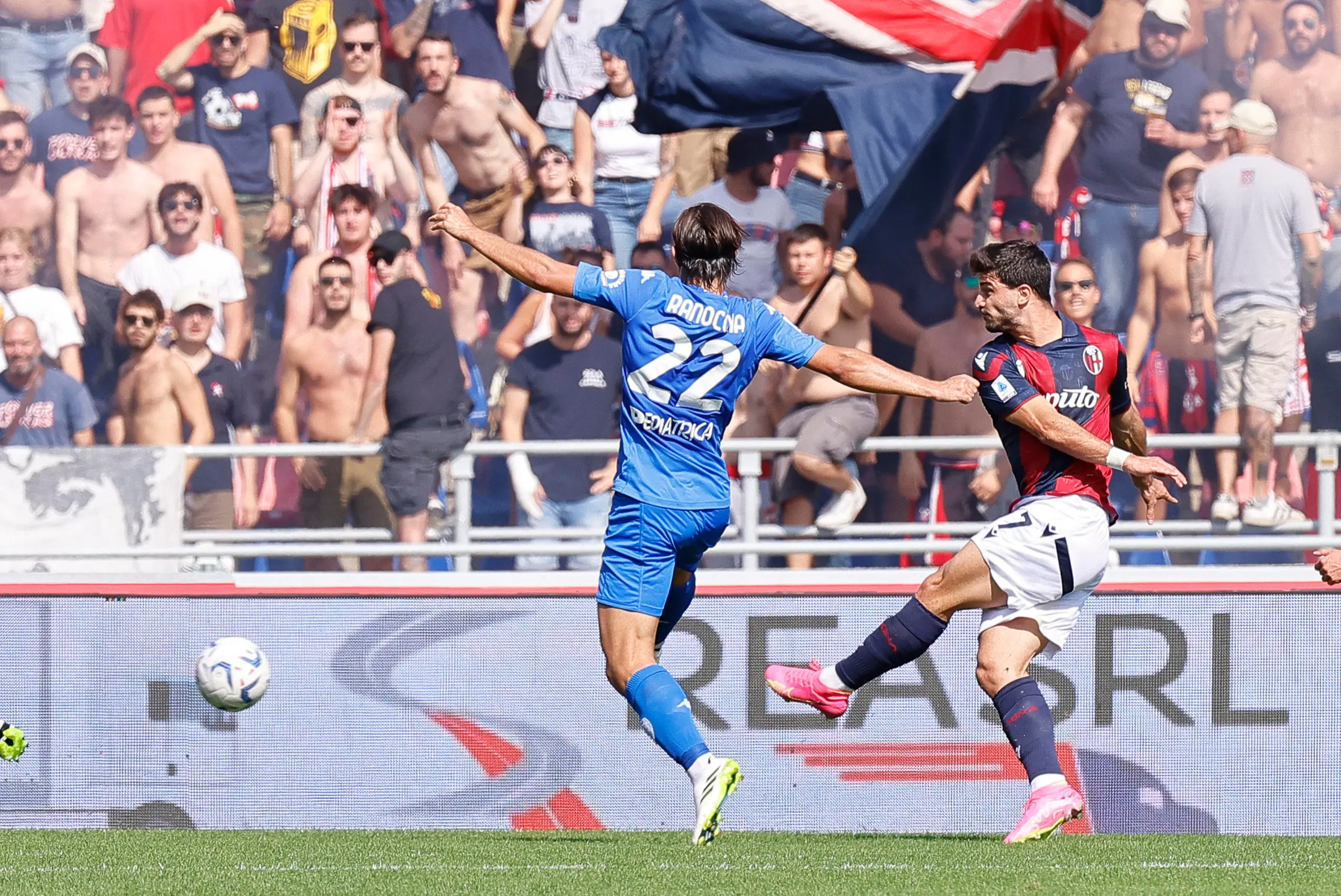 Orsolini distribuiu golaços em hat trick pelo Bologna contra o Empoli