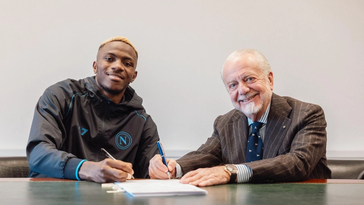 Aurelio De Laurentiis e Victor Osimhen alla firma del contratto in una foto postata dal proprietario del Napoli