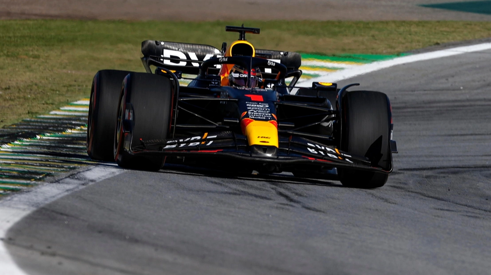 Max Verstappen con la Red Bull in pista a Interlagos (Ansa)
