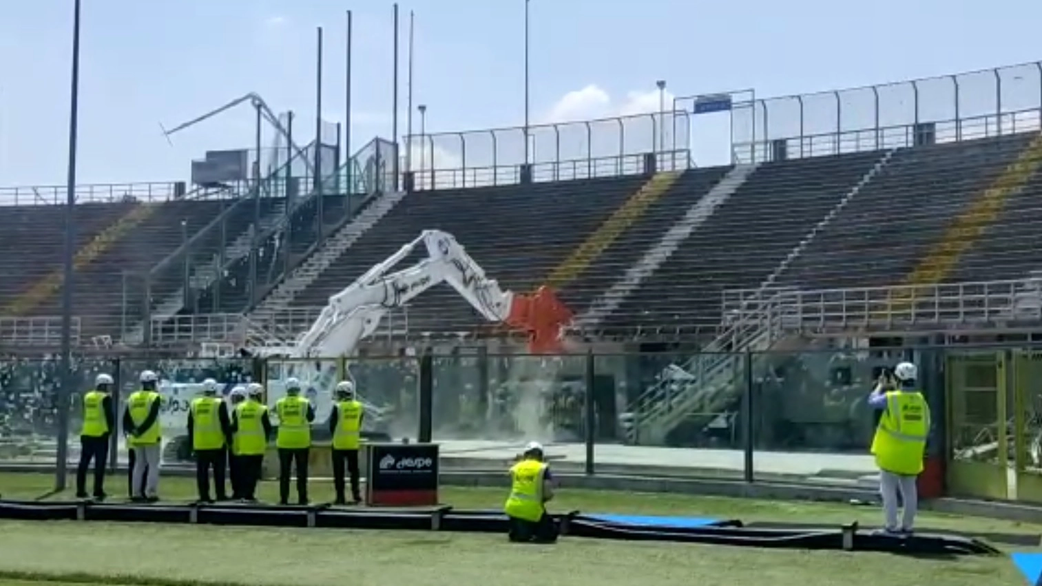 Atalanta, le ruspe demoliscono la curva Sud del Gewiss Stadium di Bergamo / IL VIDEO