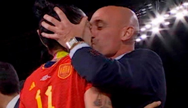Bacio alla calciatrice La Fifa sospende Rubiales Dimissioni in massa nella nazionale spagnola