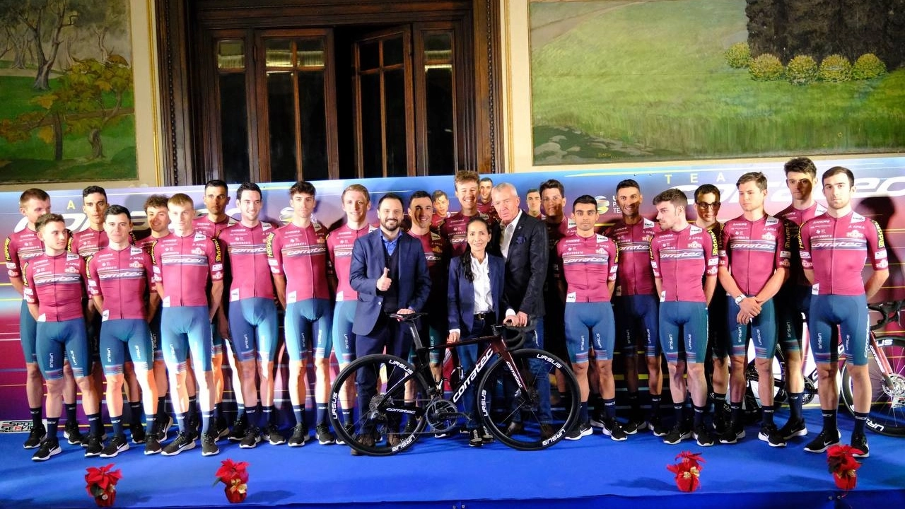 Il Team Corratec Selle Italia 2023 con il sindaco Baroncini