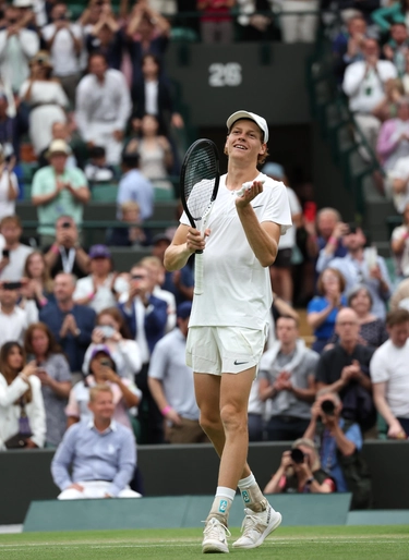 Sinner fantastico a Wimbledon: domina Safiullin e vola in semifinale
