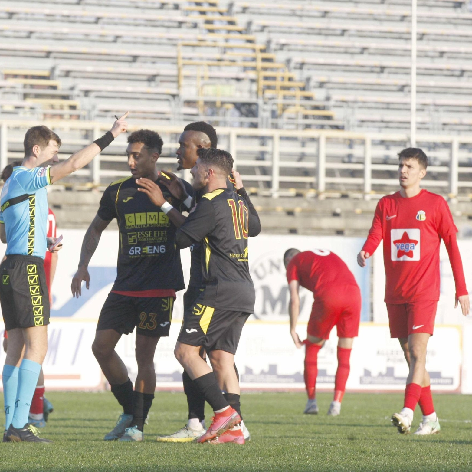 Calcio professionistico Cartellini rossi e gialli Record partite di calcio  Arbitro