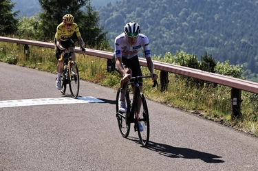 Tour de France 2023, Pogacar stacca ancora Vingegaard: la nuova classifica. Al Puy de Dome vince Woods