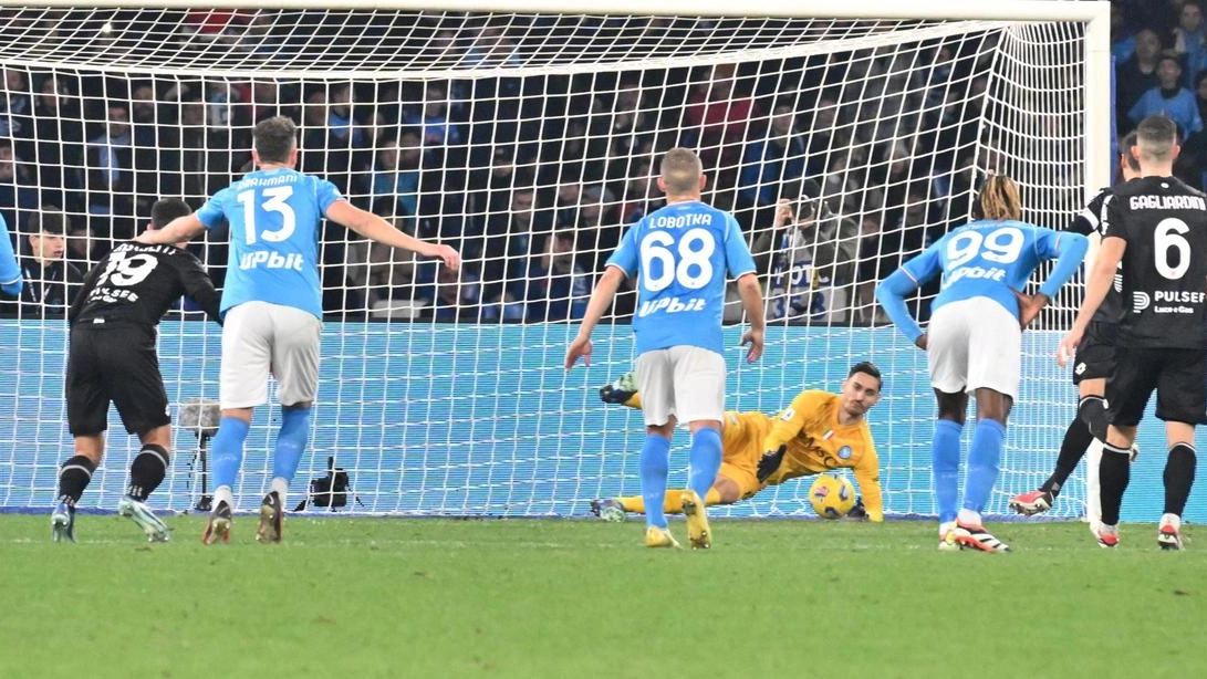 I biancorossi sciupano un calcio di rigore, ma il Napoli spreca diverse occasioni e viene fischiato. Nel finale rosso ai due tecnici per proteste