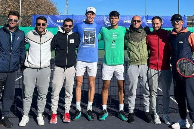 Jannik Sinner e Carlos Alcaraz con i rispettivi staff alla Ferrero Tennis Academy a Villena vicino ad Alicante (Instagram @Janniksin)