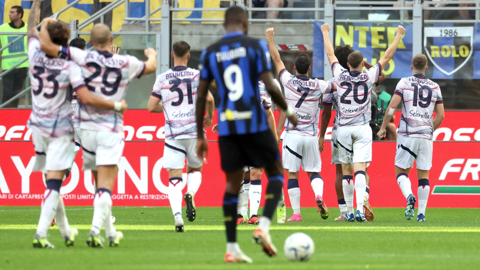 La felicità dei giocatori del Bologna per la doppia rimonta contro l'Inter con cui hanno strappato il 2-2 a San Siro