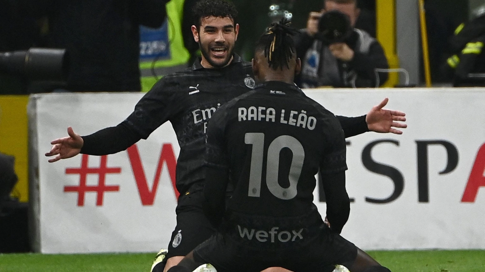 Hernandez festeggia il gol con Leao