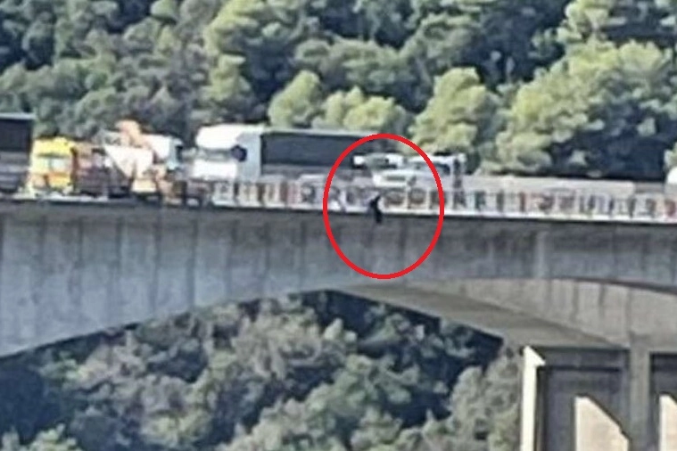 Beka Beka minaccia di lanciarsi dal ponte