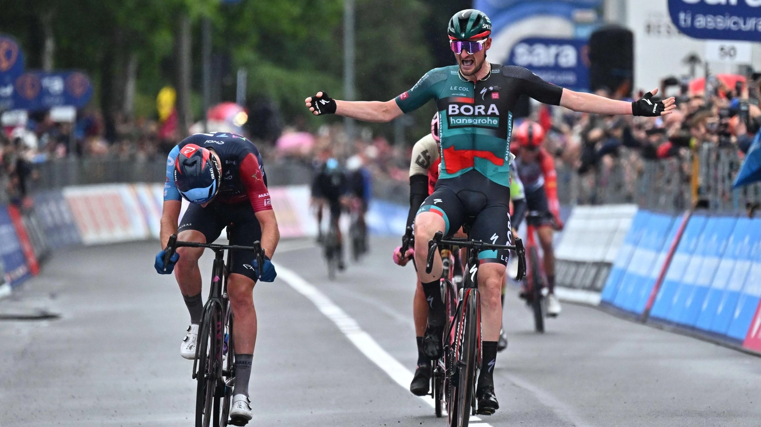 Nico Denz sul traguardo di Cassano Magnago vince la quattordicesima tappa del Giro d'Italia 2023
