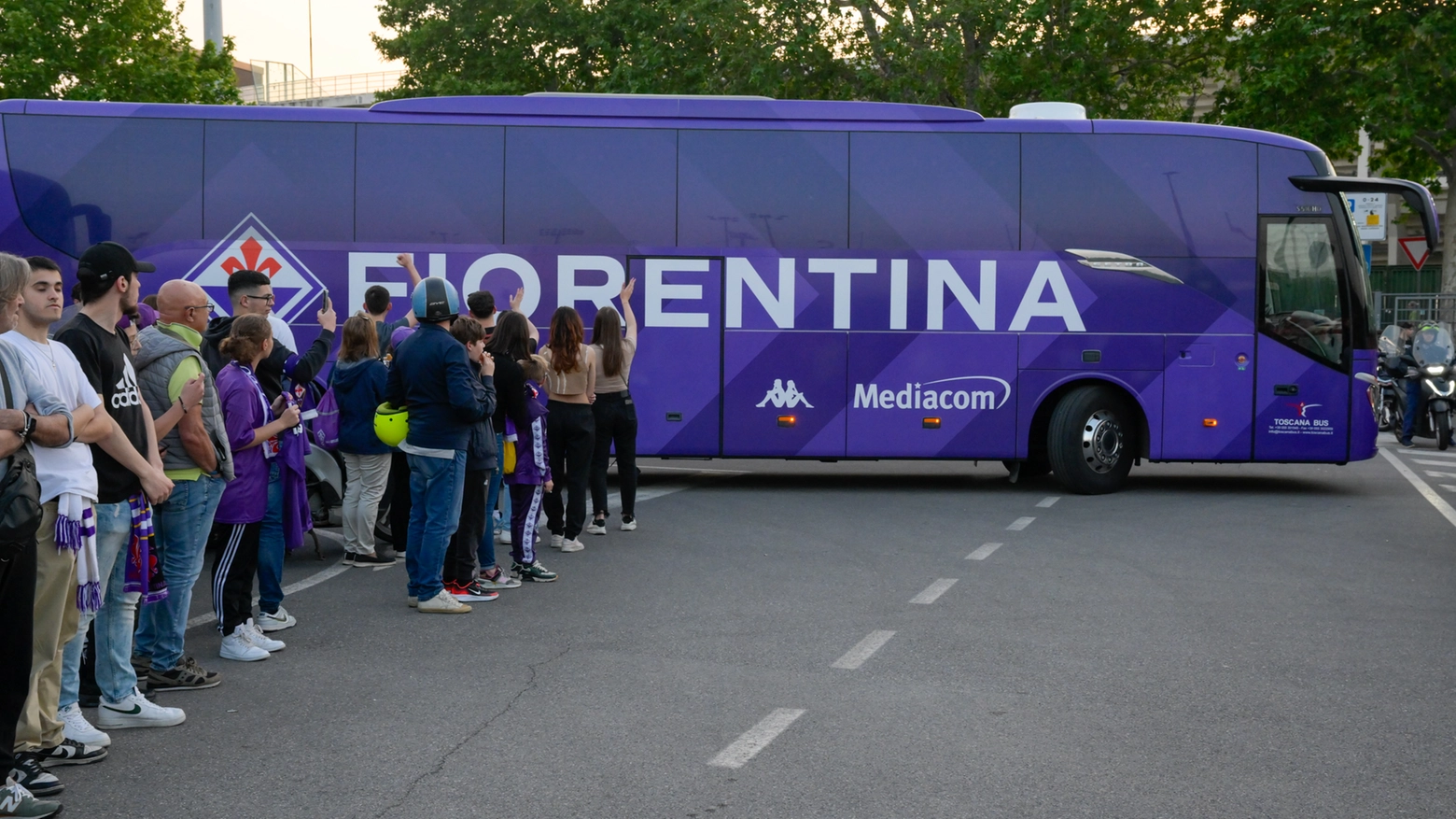 L'autobus della Fiorentina allo stadio (Foto Germogli)