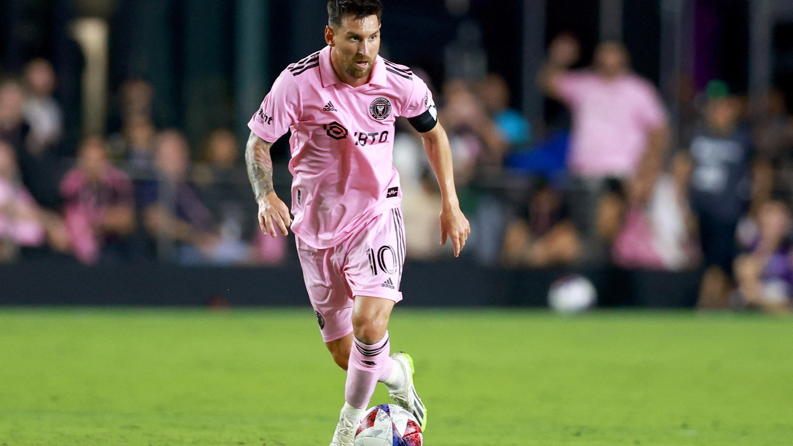 Lionel Messi in campo con l'Inter Miami (Ansa)