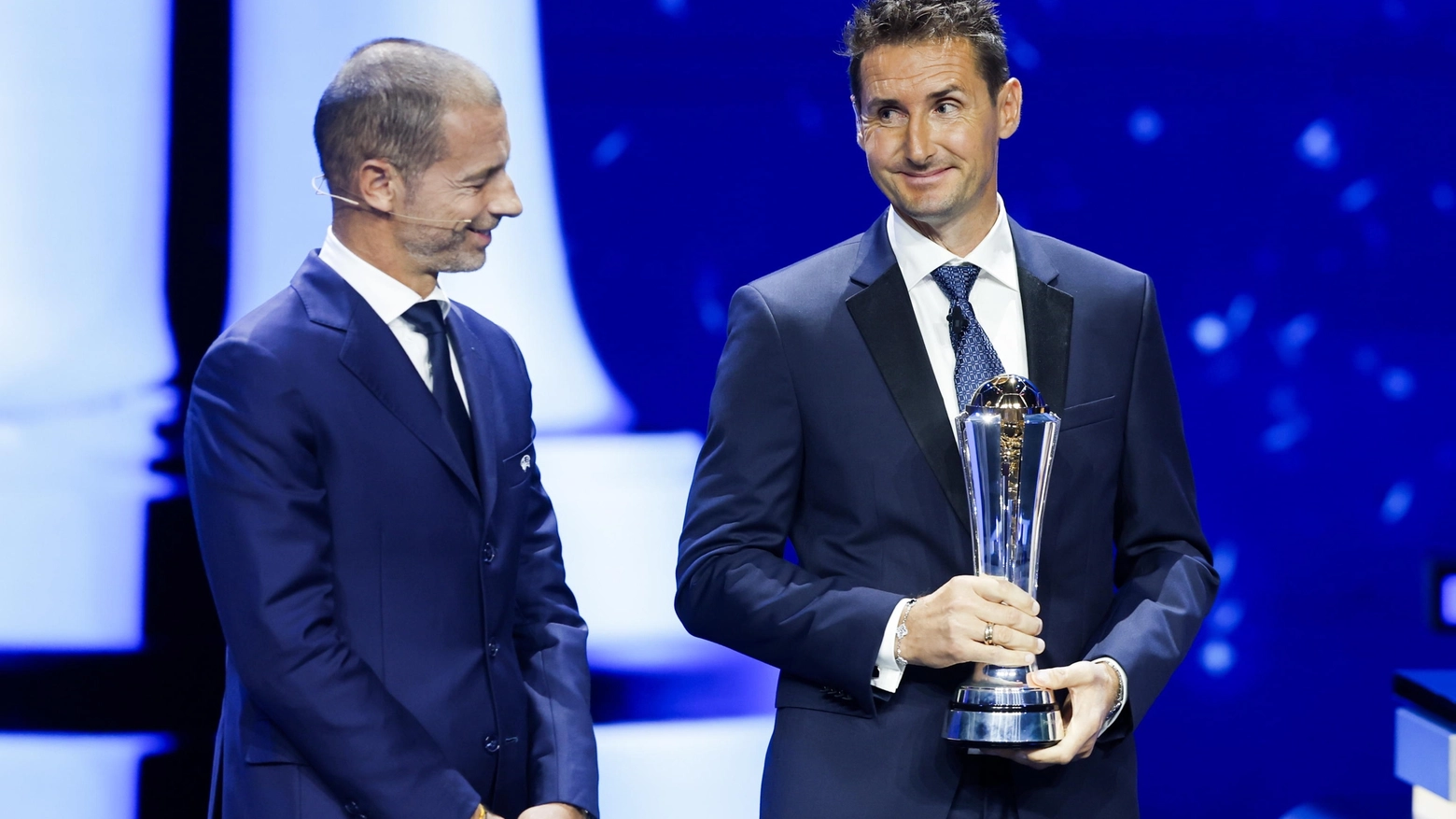 Miroslav Klose (a destra) premiato dal presidente UEFA Aleksander Ceferin (a sinistra