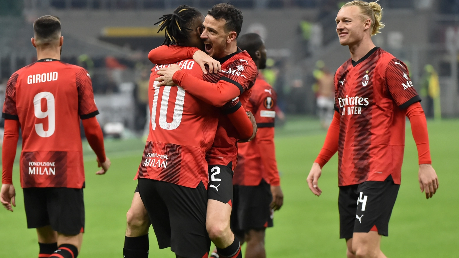 Milan-Rennes, esultanza di Leao dopo il gol