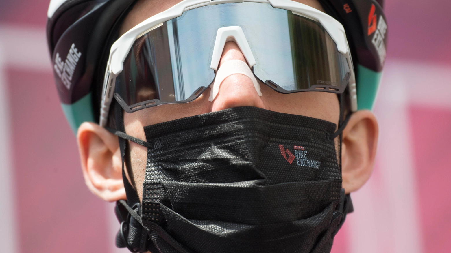 Simon Yates con la mascherina: incognita covid al Giro