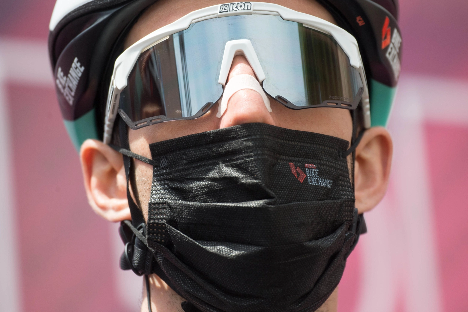 Simon Yates con la mascherina: incognita covid al Giro