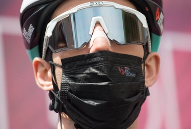 Il Giro d’Italia vittima del Covid fra polemiche, sospetti e accuse all’organizzazione