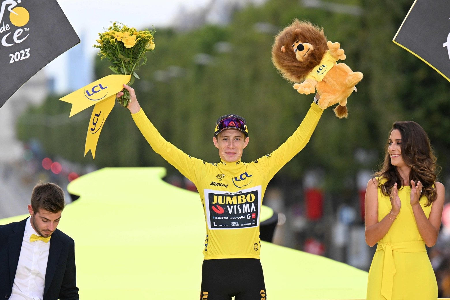 Jonas Vingegaard celebra il trionfo al Tour 2023