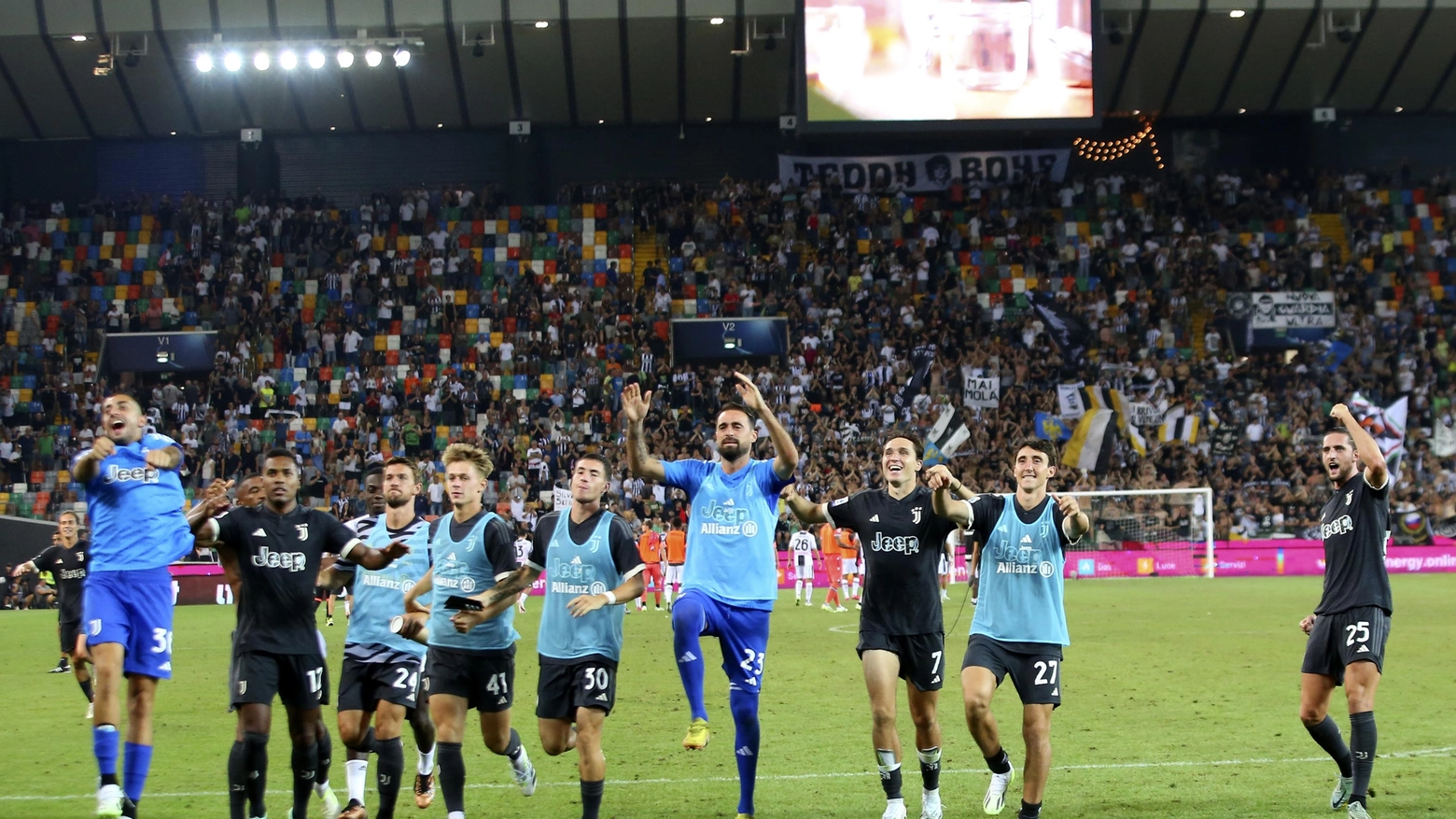 Juve, il saluto ai tifosi dopo la vittoria a Udine