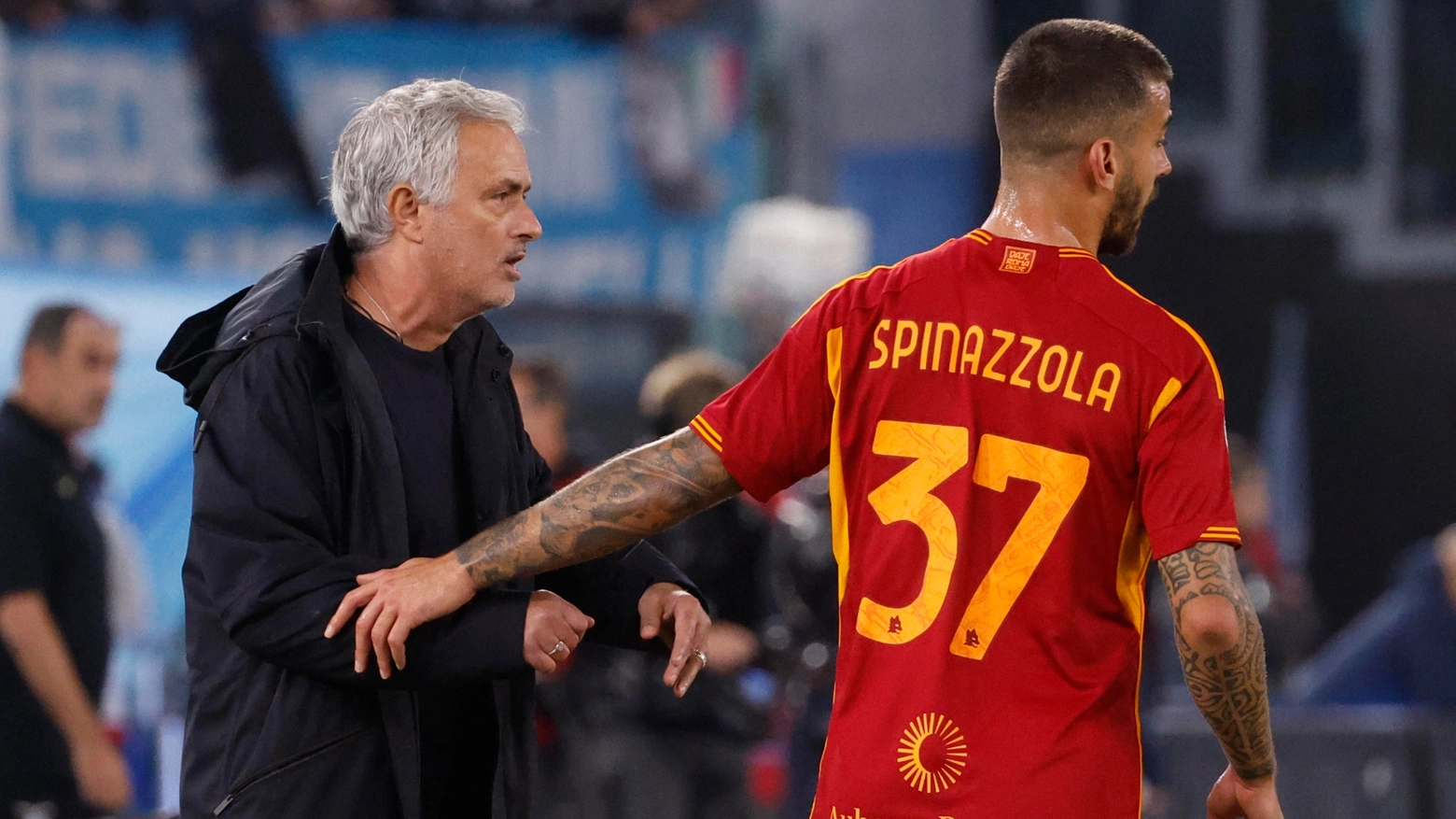 Leonardo Spinazzola a colloquio con José Mourinho durante il derby