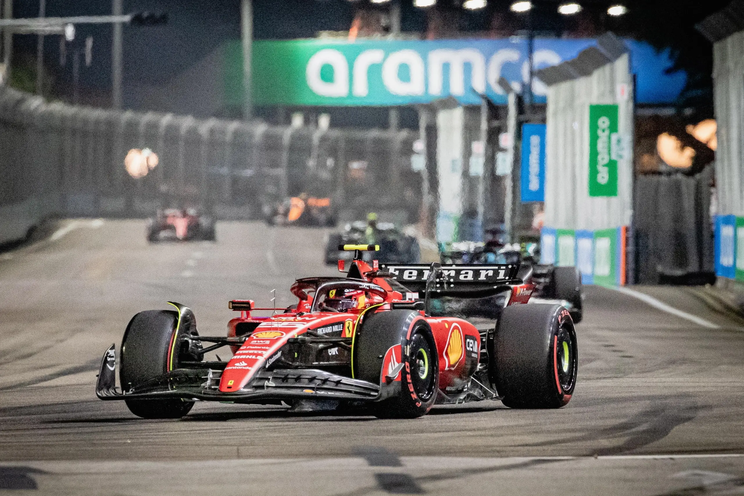 F1 GP Singapore 2023: le strategie di gara. Red Bull in difficoltà, la Ferrari vola. Orario e dove vederla in Tv