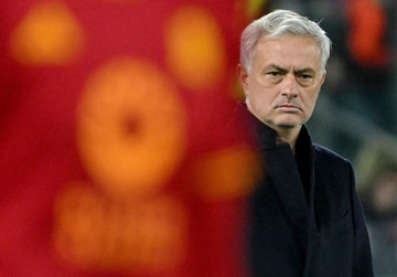 Mourinho cacciato, Roma spaccata a metà