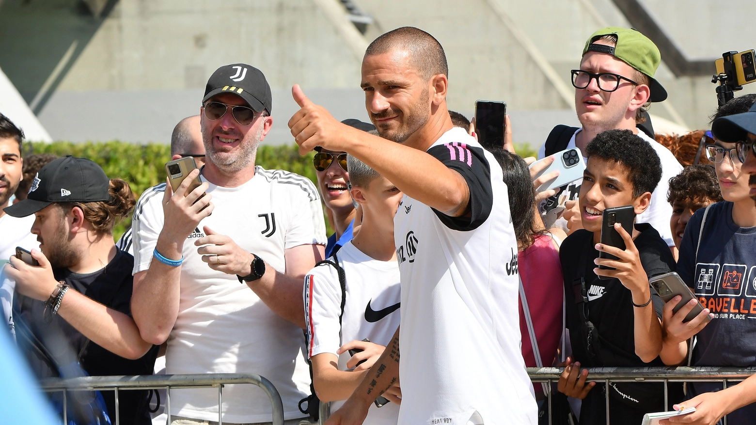 Bonucci festeggiato dai tifosi al J Medical