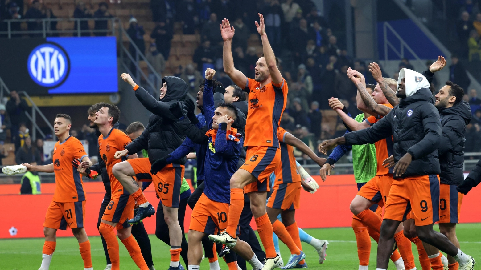 L'Inter sotto la curva a festeggiare la vittoria con la Salernitana