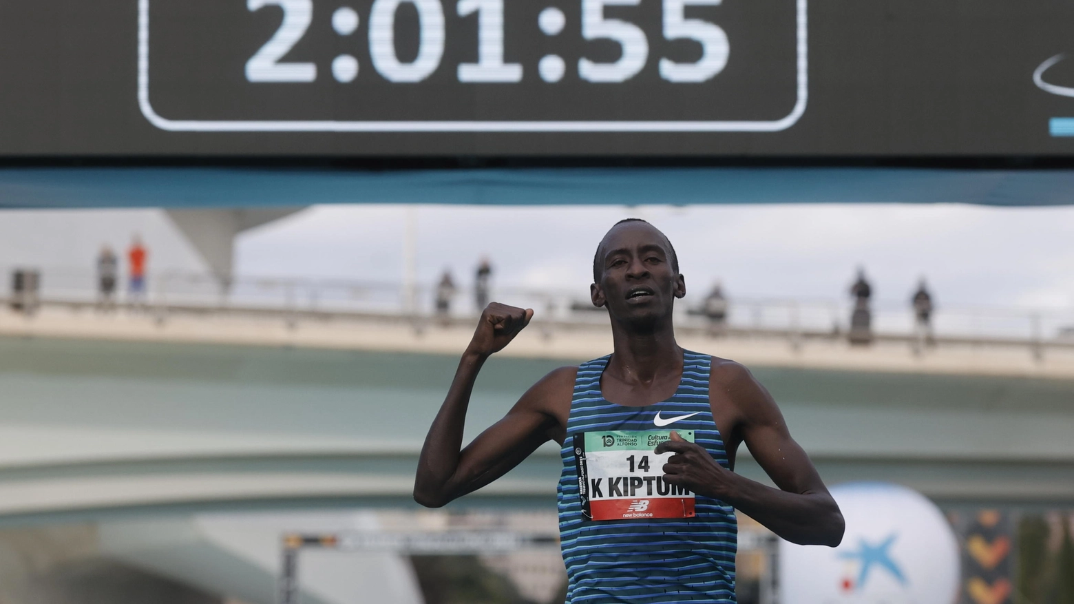 Il giovane keniano è il nuovo fenomeno della maratona, ha conquistato il record del mondo a Chicago e si prepara per l'assalto alle due ore
