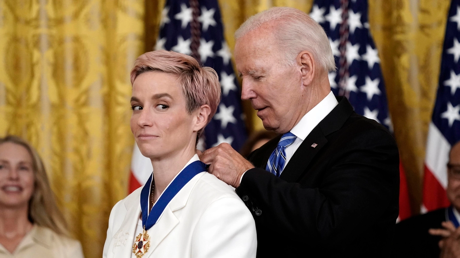 Megan Rapinoe riceve la medaglia d'onore della libertà dal presidente degli Stati Uniti Joe Biden