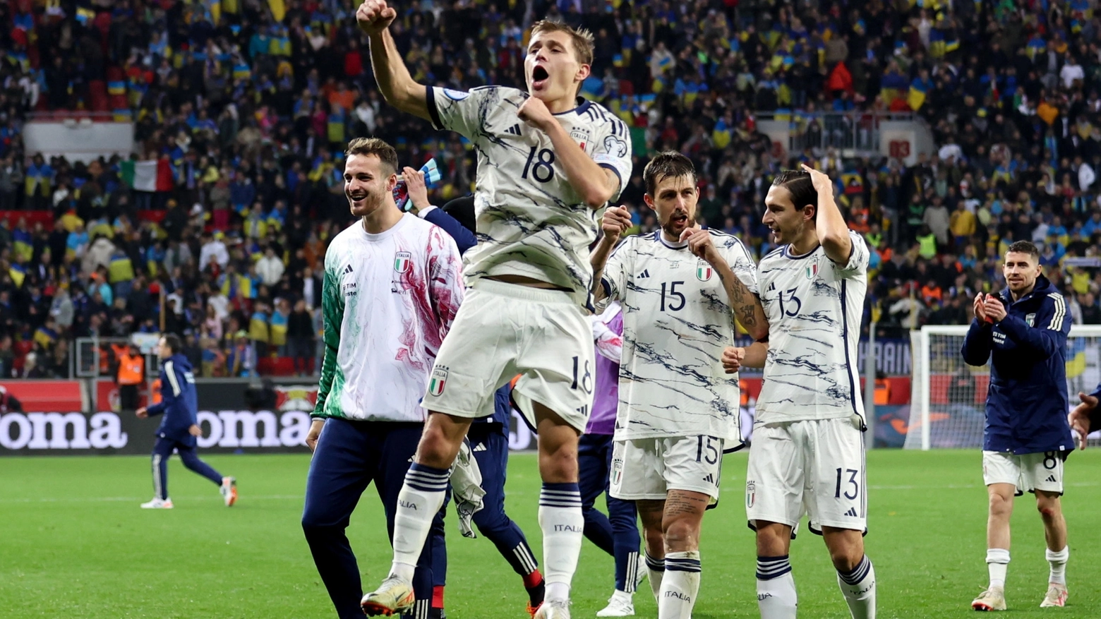 Barella e compagni festeggiano la qualificazione a Euro 2024